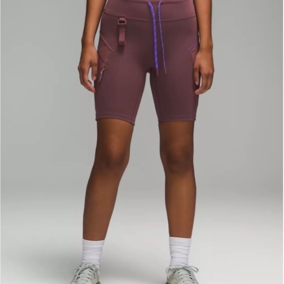 Brand new Lululemon Cargo SHR Hiking Short 8" (Size 6- NWT) - Picture 3 of 7